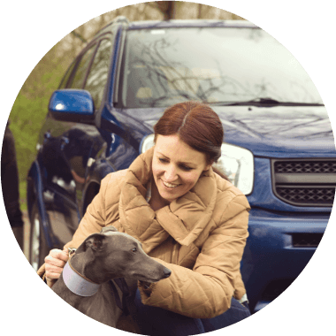 priecīga sieviete ar mašīnu